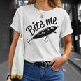 Bite Me 面白いフィッシャーマンフィッシングルアー Tシャツ 彼女への贈り物