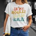 In My Hockey Dad Era ファニーホッケーお父さん ヴィンテージ 父の日 長袖tシャツ Tシャツ 彼女への贈り物