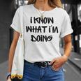 I Know What I'm Doing 面白いホワイトライパーティーアイデア Tシャツ 彼女への贈り物