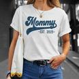 Mommy Est 2025 Mommy To Be New Mommy Pregnancy Tシャツ 彼女への贈り物