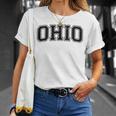 Ohio バーシティスタイル テキスト フラッグ スポーツ アスレチック ジャージスタイル Tシャツ 彼女への贈り物