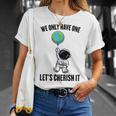 Planets We Only Have One Let's Cherish It 宇宙飛行士 Tシャツ 彼女への贈り物