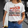 Pray Untilomething Happens インスピレーショナル クリスチャン Tシャツ 彼女への贈り物