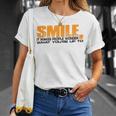 Smile It Makes People Wonder What You're Up To Tシャツ 彼女への贈り物