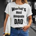 World's Most Adequate Dad はポップへの面白いギフトになります。 Tシャツ 彼女への贈り物