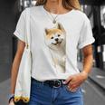 かわいい日本の秋田犬が角をのぞく犬好き。 Tシャツ 彼女への贈り物