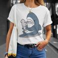イカを噛み切ることができないサメ Tシャツ 彼女への贈り物