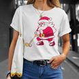 ゴルフをする面白い醜いクリスマスサンタ。 Tシャツ 彼女への贈り物