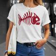 ピラニアスケルトン。魚の頭蓋骨と骨の様式化されたデザイン。 Tシャツ 彼女への贈り物