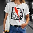 メダカ：ハンコスタンプデザインで描かれたメダカはエサを欲す。 Tシャツ 彼女への贈り物