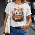 ラーメンを食べている子猫 Tシャツ 彼女への贈り物