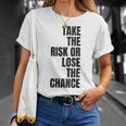 リスクを取るか、チャンスを失うか大胆なモチベーションウェア。 Tシャツ 彼女への贈り物