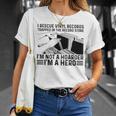 レコード屋に閉じ込められたビニールレコードを救出する Tシャツ 彼女への贈り物