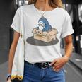 箱入りサメ Tシャツ 彼女への贈り物