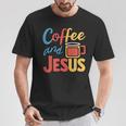 Coffee And Jesus Awesome Christian Caffeine Lover Church Tシャツ 面白い贈り物