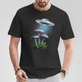 Ufo Hovering Over Weird Mushroomsci-Fi Magichrooms Tシャツ 面白い贈り物