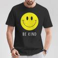 Be Kind かわいい イエロー スマイル フェイス シャツ スマイル フェイス ハピネス Tシャツ 面白い贈り物