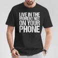 Live In The Moment Not On Your Phone Health Wellness Tシャツ 面白い贈り物