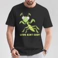 Love Ain't Easy カマキリ ユーモア 昆虫 恋人 ジョーク Tシャツ 面白い贈り物