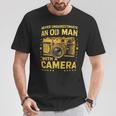 Never Underestimate An Old Man With A Camera レトロ ヴィンテージ Tシャツ 面白い贈り物