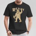 Resist サスカッチティー—面白いクリプティッド抗議 Tシャツ 面白い贈り物