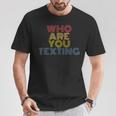 Who Are You Texting aying レトロ 70年代 ヴィンテージ Tシャツ 面白い贈り物