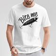 Bite Me 面白いフィッシャーマンフィッシングルアー Tシャツ 面白い贈り物