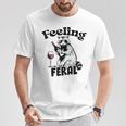 Feeling Feral アライグマ ミーム アルコール 飲酒 恋人 男性 女性 Tシャツ 面白い贈り物