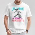 Life's About Goals And Assists サッカー 面白いサッカー選手 Tシャツ 面白い贈り物