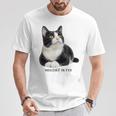 Mischief In Fur 猫写真 ハチワレ猫 黒白猫 猫好き ネタ 猫しもべ 猫飼い 猫依存症 Tシャツ 面白い贈り物
