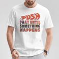 Pray Untilomething Happens インスピレーショナル クリスチャン Tシャツ 面白い贈り物