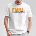 Smile It Makes People Wonder What You're Up To Tシャツ 面白い贈り物