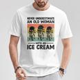 アイスクリームを持った老婆を決して過小評価しない Tシャツ 面白い贈り物