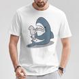 イカを噛み切ることができないサメ Tシャツ 面白い贈り物