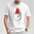 ポケットに入ったスイカのポケットプリントの面白いスイカ。 Tシャツ 面白い贈り物