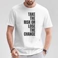 リスクを取るか、チャンスを失うか大胆なモチベーションウェア。 Tシャツ 面白い贈り物