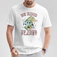 レトロ グルービー Be Kind To Your Planet Earth Day 70年代 80年代 4月 Tシャツ 面白い贈り物