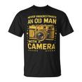 Never Underestimate An Old Man With A Camera レトロ ヴィンテージ Tシャツ