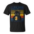 ビール好きで猫が手にビールを飲んでビール友達を応援 Tシャツ