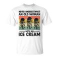 アイスクリームを持った老婆を決して過小評価しない Tシャツ
