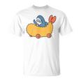 エビフライのくるまを運転するサメ Tシャツ