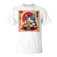 背中にラーメンを食べる緑色の目を持つ日本猫のデザイン。 Tシャツ