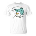 面白くてかわいい小さなアヒルが波をキャッチ。 Tシャツ
