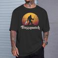 Basssquatch ビッグフット 釣り バス フォレスト シルエット Tシャツ 彼への贈り物