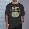 Daddy Est 2024 年生パパ 新米パパ 初めてのパパ 若いパパ Tシャツ 彼への贈り物