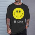 Be Kind かわいい イエロー スマイル フェイス シャツ スマイル フェイス ハピネス Tシャツ 彼への贈り物