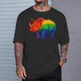 Lgbt 力強い虹色のサイ Rainbow Rhinoceros Graphic Tシャツ 彼への贈り物