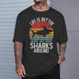 Life Is Better Withharks Around レトロ シャーク Tシャツ 彼への贈り物