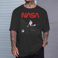Nasaの宇宙飛行士の掃除機の星のワームのロゴが面白い Tシャツ 彼への贈り物