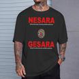 Nesara Gesara、赤い文字。 Tシャツ 彼への贈り物
